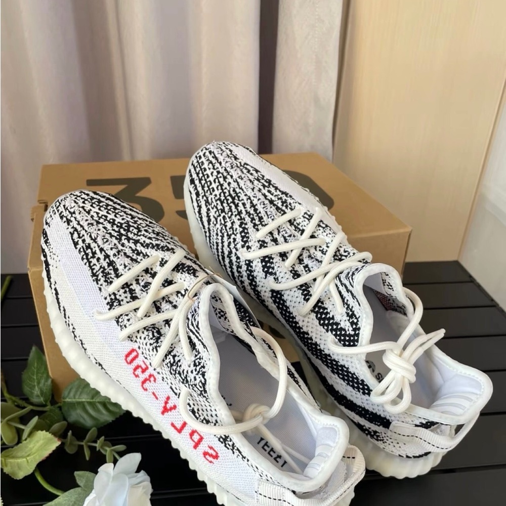 Yeezy Boost 350 V2 Zebra Sneakers - Picture 2 of 7